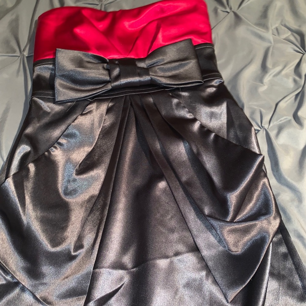 Strapless mini dress with pockets on the side